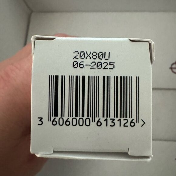 La Roche-Posay Anthelios UV Hydra Daily Invisible Sunscreen SPF 50 (1.7 fl.oz) - Picture 3 of 12